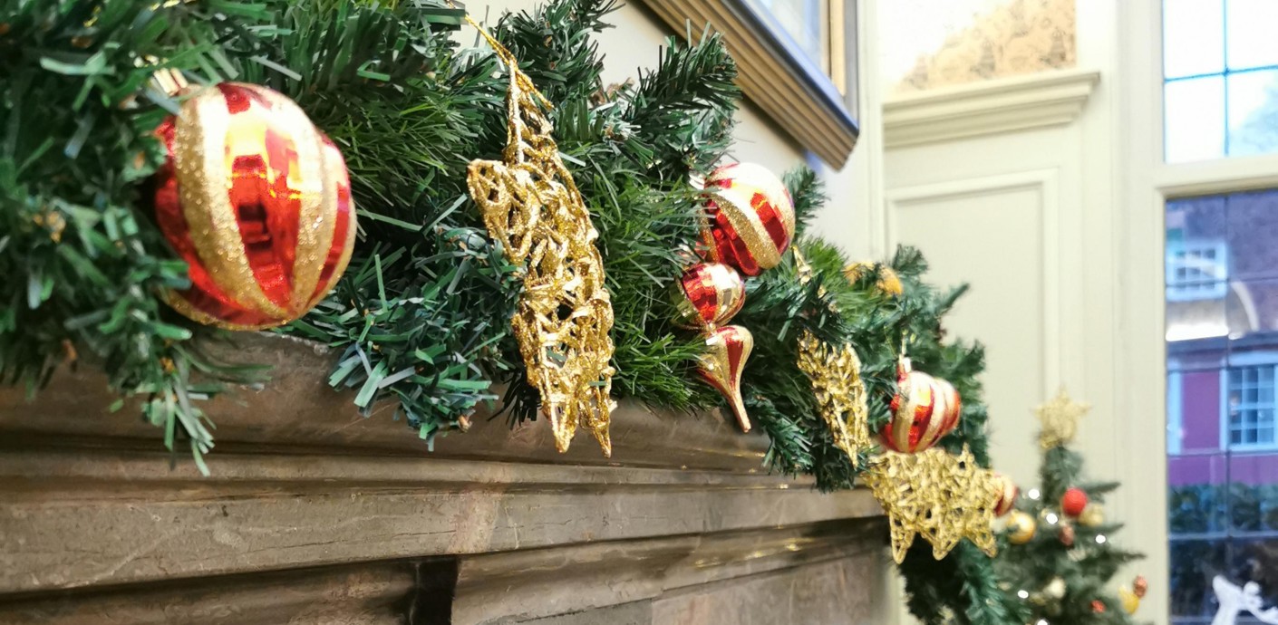 nojs Garland on a fireplace and a Christmas tree at Edes House.