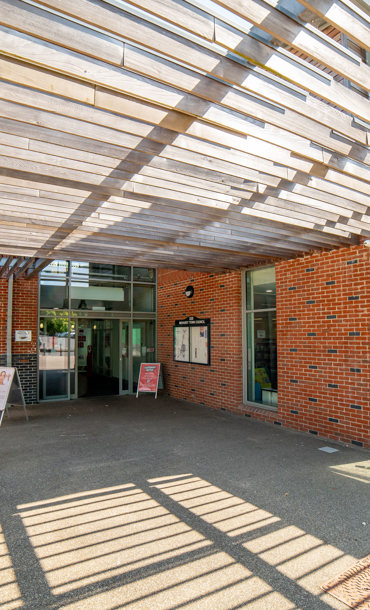Photo of the outside of Midhurst Library