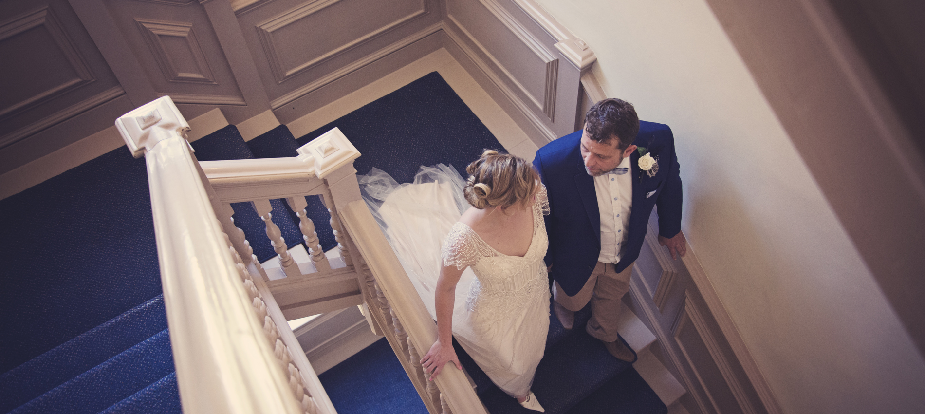 nojs Bride and groom on staircase