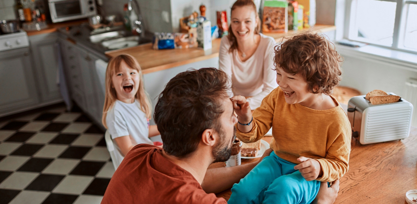 nojs Family laughing in a kitchen