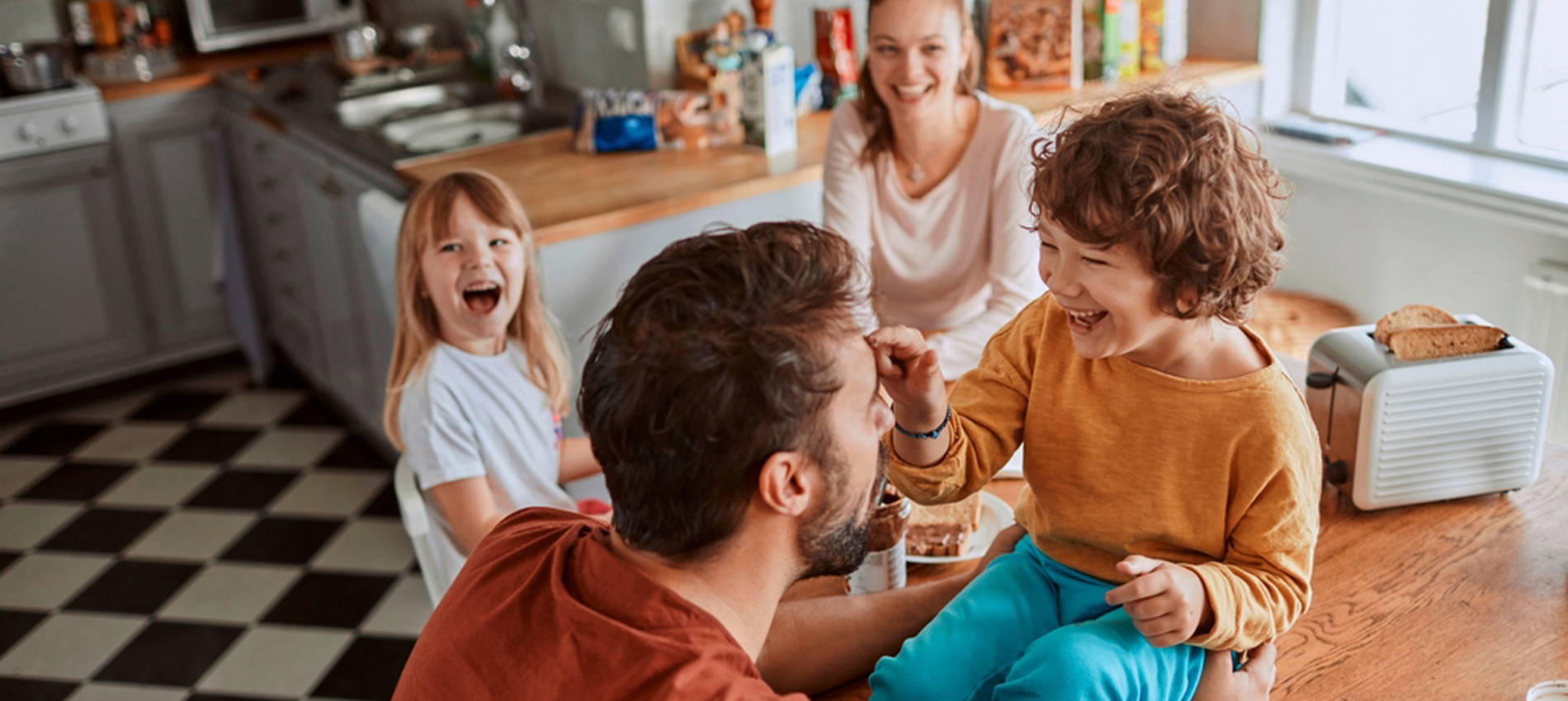 nojs Family laughing in a kitchen