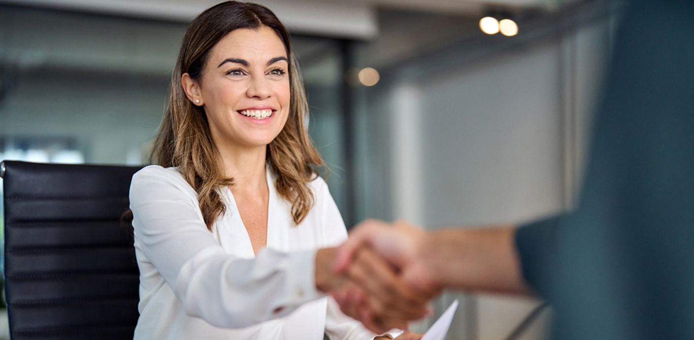 nojs Woman at desk shaking hands