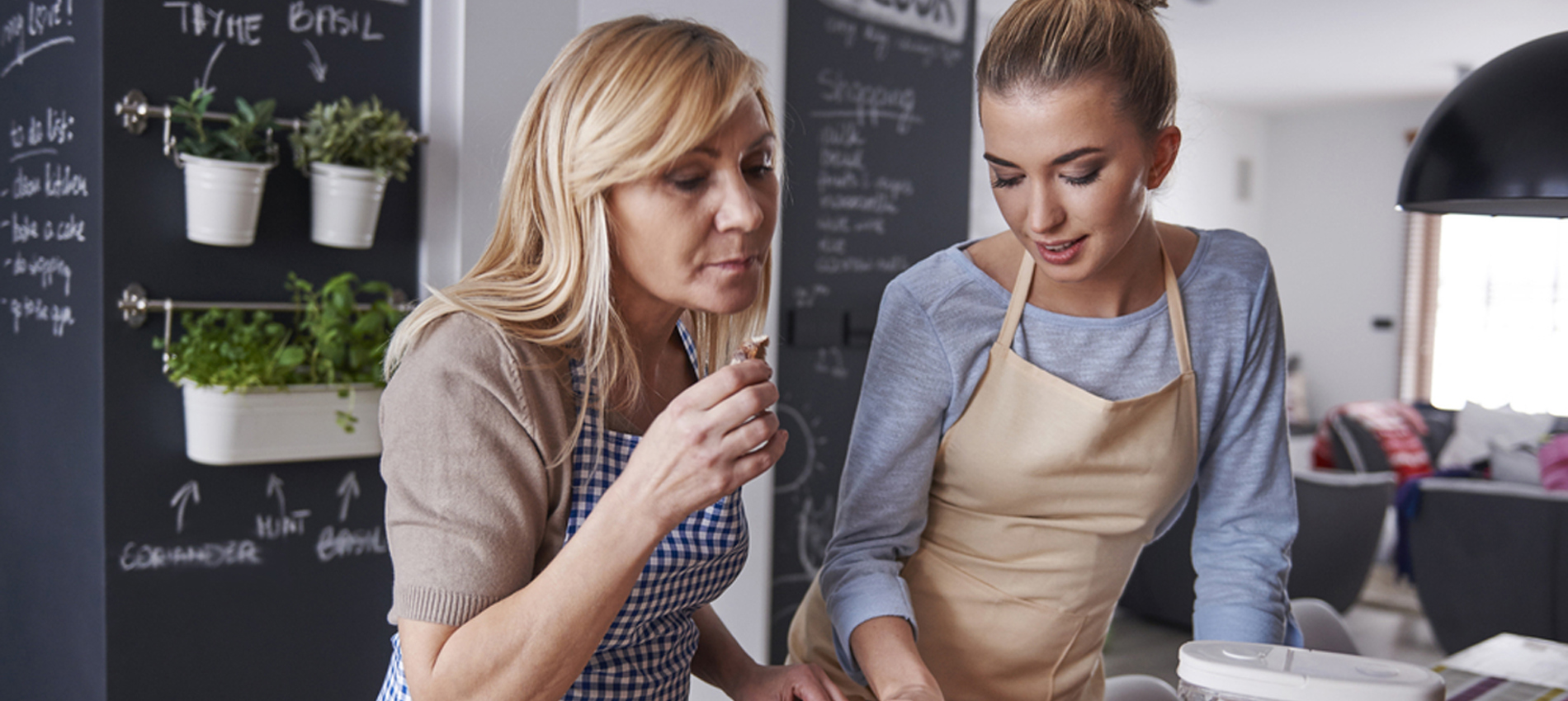 nojs Two women cooking in a kitchen