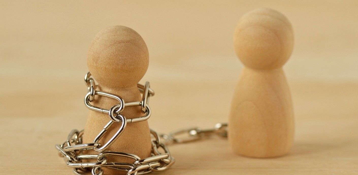 nojs Two wooden pawns, one wrapped in chains